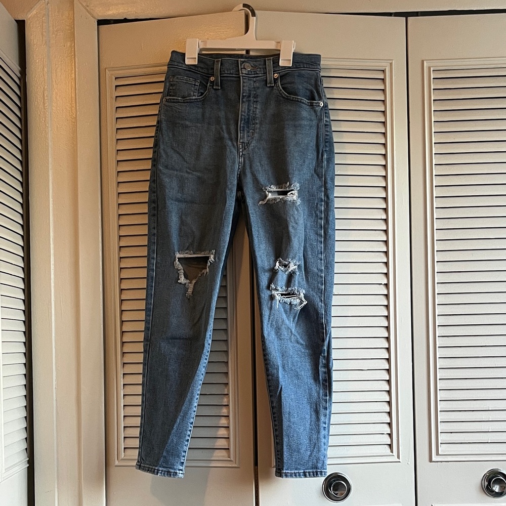 Levi's Distressed Ankle Jeans in Blue
